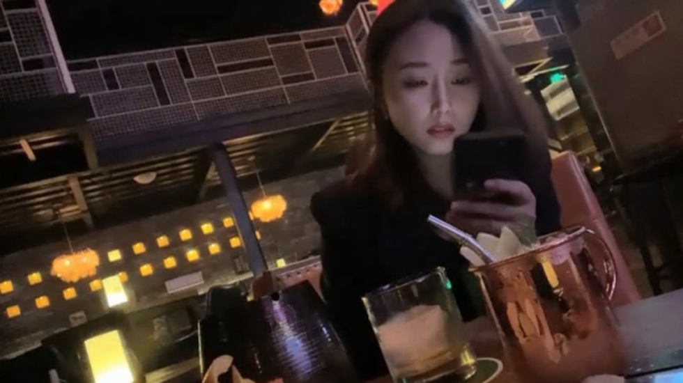 帅哥酒吧钓了个颜值超高的美女,带回酒店灌酒让她喝多趁机上了她海报剧照